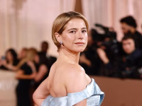 Jessie Buckley Golden Globes